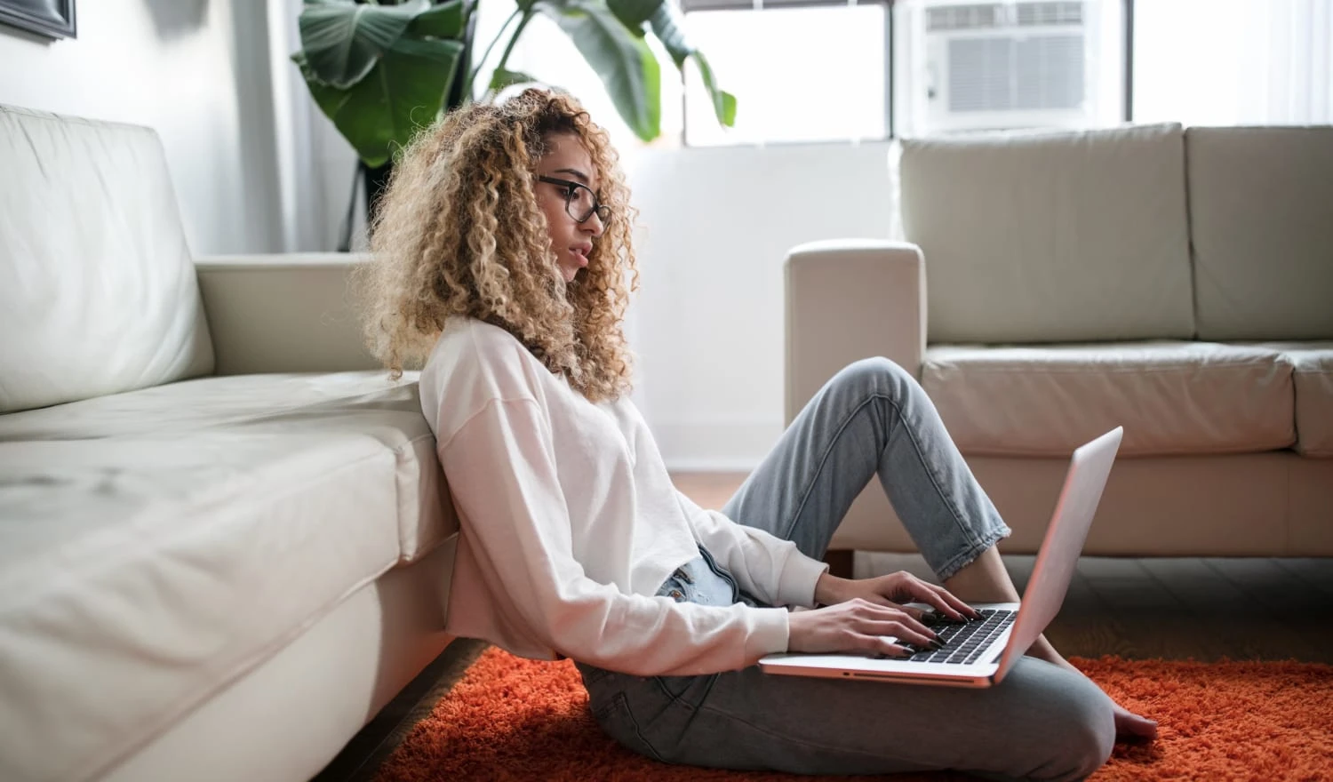 A woman using Hitchd on her laptop