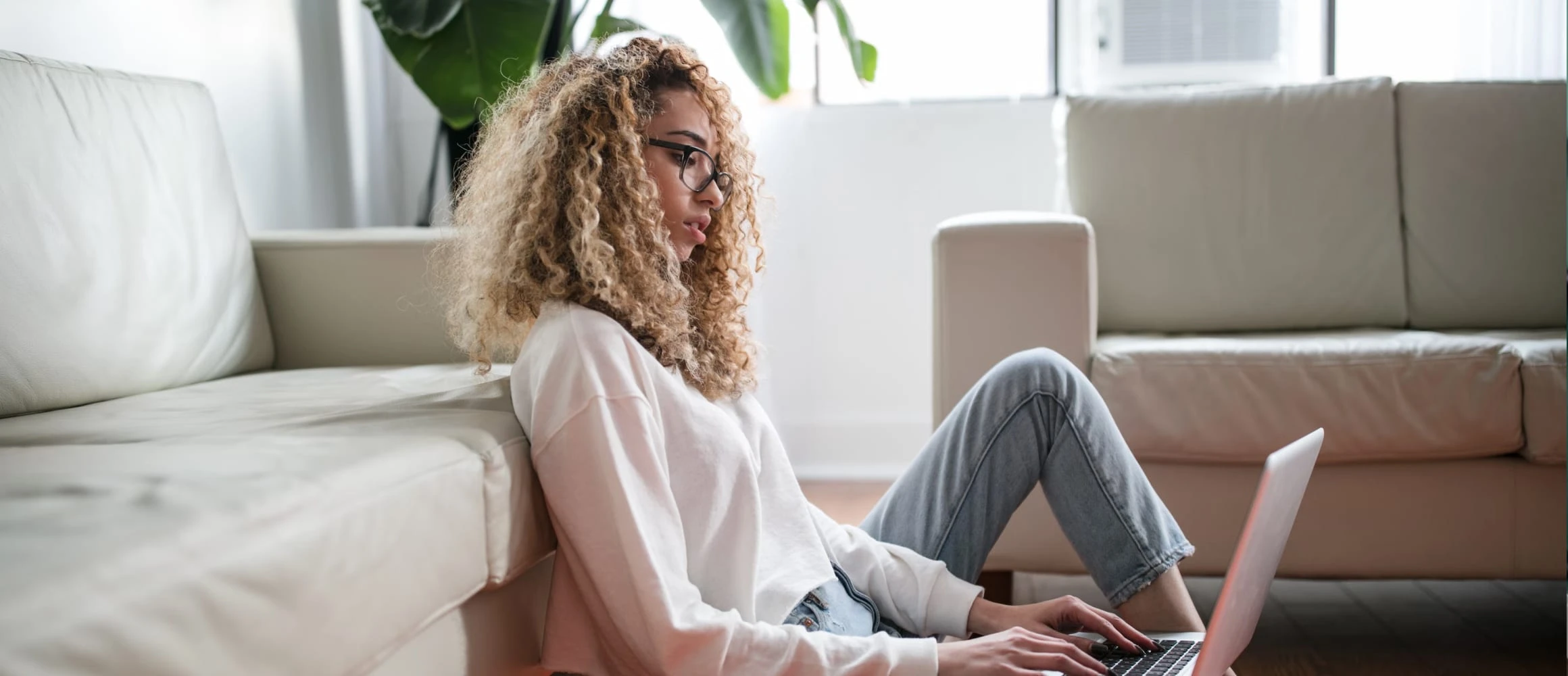 A woman using Hitchd on her laptop