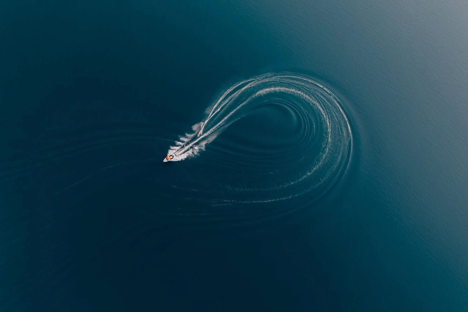 A boat in the ocean making waves