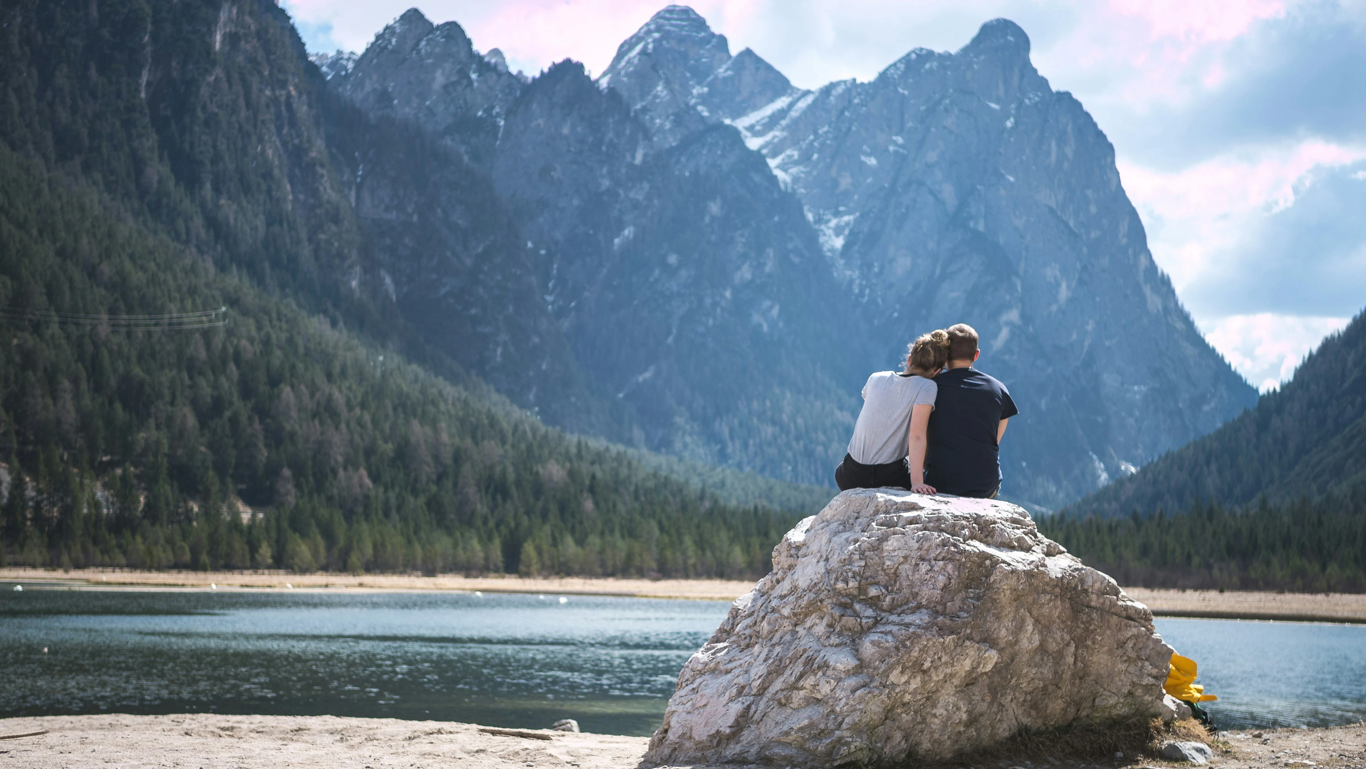 newly weds traveling the world on honeymoon